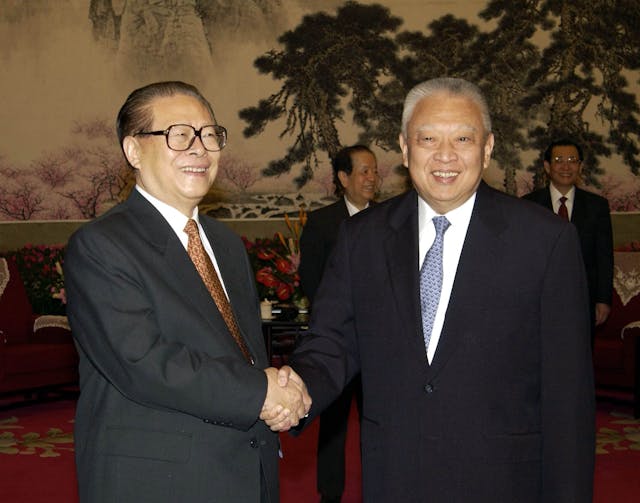 2002年，江澤民與時任行政長官董建華於北京會面。（亞新社）