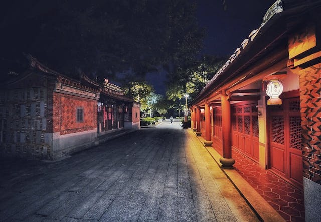 夜幕下的寺廟。