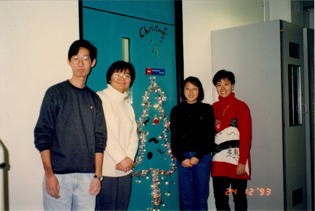 葉教授（右一）與研究團隊成員合照，攝於1993年，慶祝首個在科大度過的聖誕節，部分成員至今仍為葉教授的緊密戰友。（香港科技大學圖片）