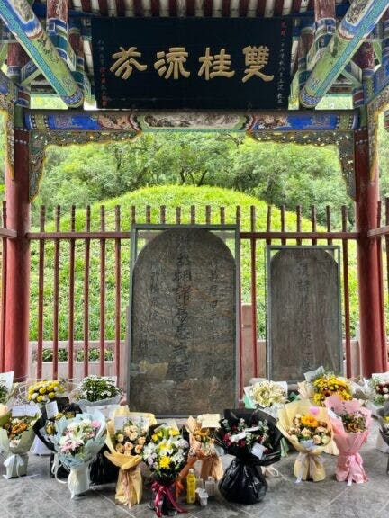 諸葛亮墓，大碑上書「明萬曆甲午年秋 漢丞相諸葛忠武侯之墓 陝西按察使」，小碑上書「雍正十三年三月初十日 漢諸葛武候之墓 果親王題」。