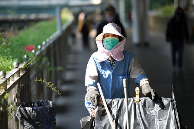 年輕人不願投入基層工作，一部分原因是社會在制度上、薪酬上對這些職位給予太少尊重。（Shutterstock）