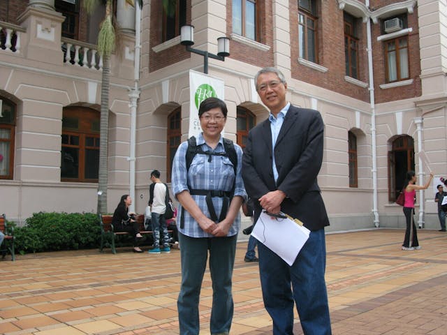 龍炳頤教授（右）與胡燕青女士（左）擔任香港大學100周年的校園導賞導師。（香港大學圖片）