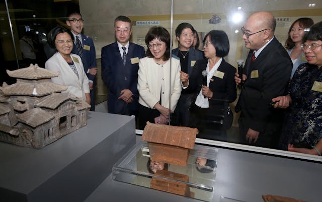 中國文物交流中心主任譚平（左三）、發展局局長甯漢豪（左四）、廣州市文化廣電旅遊局副局長歐彩群（左一）和澳門文化局局長梁惠敏（左五）參觀展覽。