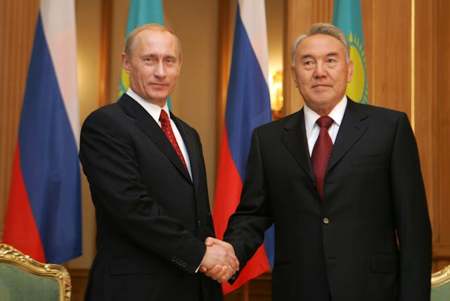 前總統納扎爾巴耶夫（Nazarbayev，右）與俄羅斯總統普京。（亞新社）