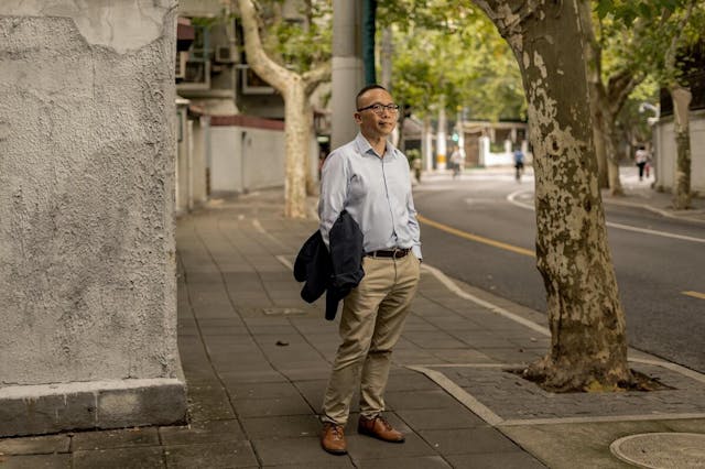 羅國民畢業於香港理工大學會計系，畢業後於畢馬威會計師事務所擔任審計師。他隨後於新加坡工作，並於中國內地工作逾25年。