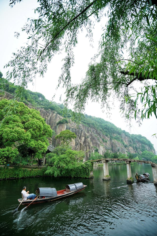 狹長的東湖湖面映襯天光雲影，倒影山色。