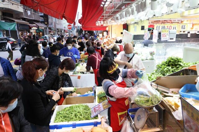 居家隔離者，缺乏物資無人幫忙，只能冒違反檢疫令風險上街買菜。（亞新社）