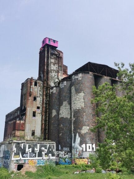 從蒙特婁西面沿中國河（Lachine Canal）騎單車往舊城區，河岸旁的廢棄工廠。