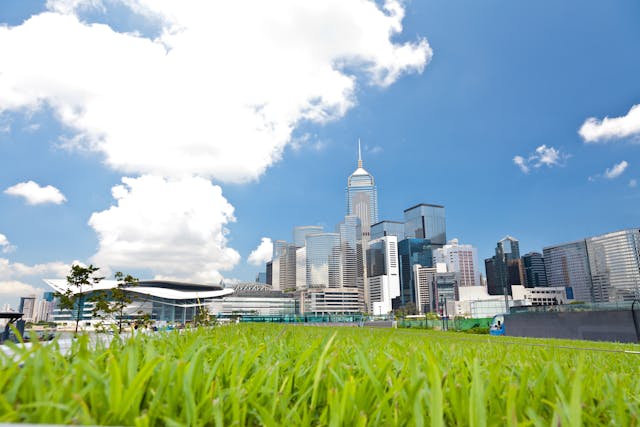 港府將於今年中推出「綠色和可持續金融資助計劃」。（Shutterstock）