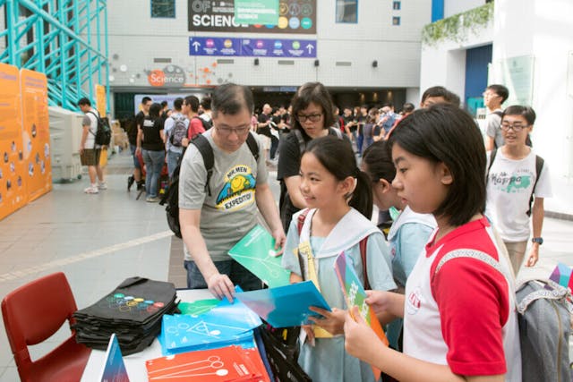 香港通過教育體系及其他途徑，可為香港的人口換血。（Shutterstock）