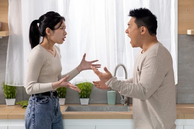 許多時候女人氣在心頭，所需要的是情緒安撫，而非立即的行動。（shutterstock）