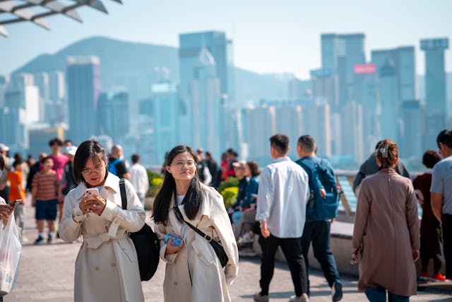 2019年社會事件後歐美和日本媒體對港報道，使香港的印象變差有關。（Shutterstock）