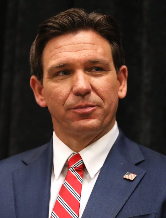 佛州州長 Ron DeSantis 反華仲狂過 Donald Trump，只不過在右派選民裏人氣差得遠，角逐共和黨總統提名不敵而已。（Wikimedia Commons）