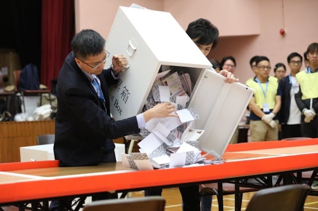 在2019年之前區議會選舉，建設派議員佔領多數席位。（亞新社）