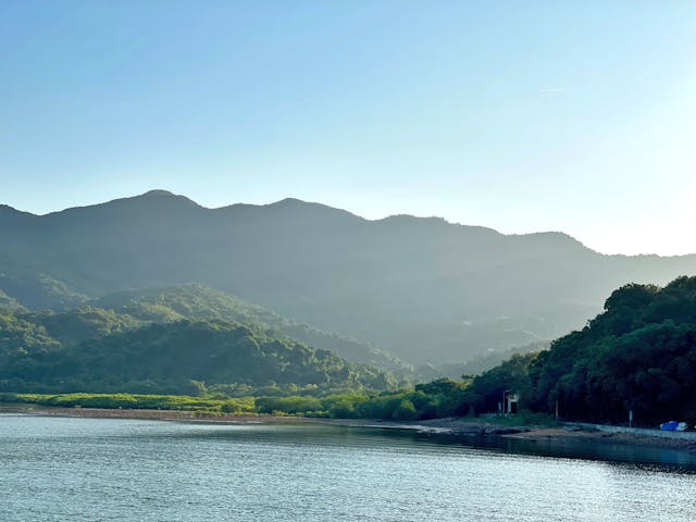 除了旅遊指南所推薦的購物、美食之外，香港還擁有廣達75%的郊野。