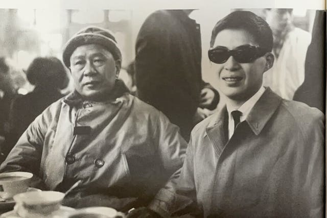 白先勇教授與父親最後一張合照，攝於1963年台北松山機場，白教授離台赴美留學，「寒風中，父親送我步步相依，一直到飛機門下。等我學成，父親先已歸真。」（天地圖書圖片）