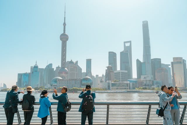 如中國能保持約每年5%增長，又能防止通縮和貶值，那麼極可能在約10年內，連名義GDP也超越美國。（Shutterstock）