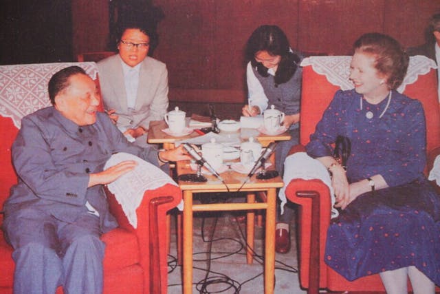 1982年9月24日，鄧小平與英相戴卓爾夫人在北京會晤，商談移交香港主權的事宜。（Wikimedia Commons）