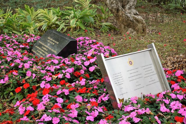 深水埗公園內紀念加拿大軍人及死難者的紀念牌。