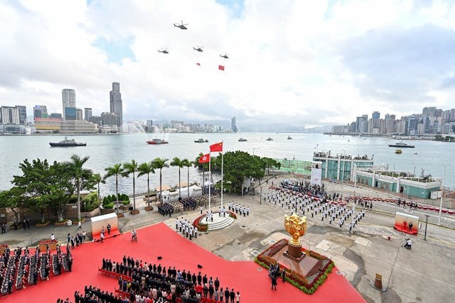 早上8時，灣仔金紫荊廣場舉行升旗儀式。（政府新聞處圖片）