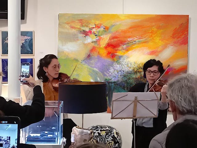 准安、臨安在畫展開幕禮拉奏Puccini 作品《杜蘭朶公主》片段。