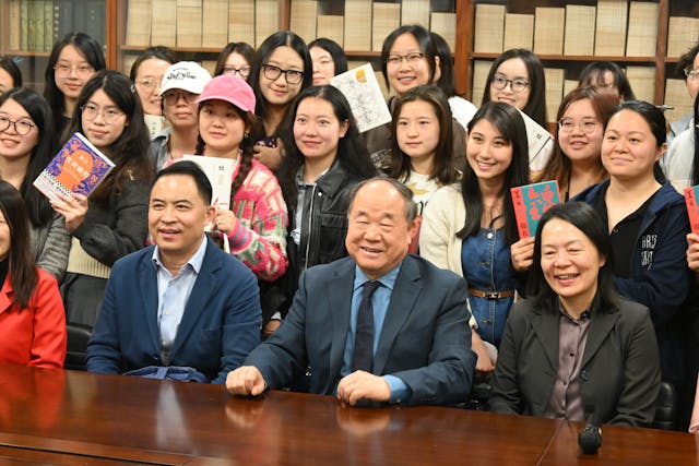 莫言與一眾港大學生歡笑地留影，右為香港大學中文學院主任林姵吟教授。