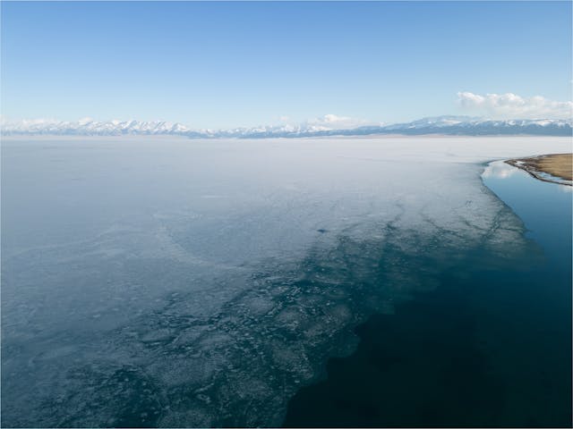 冬天的池塘已然結冰。（Shutterstock）