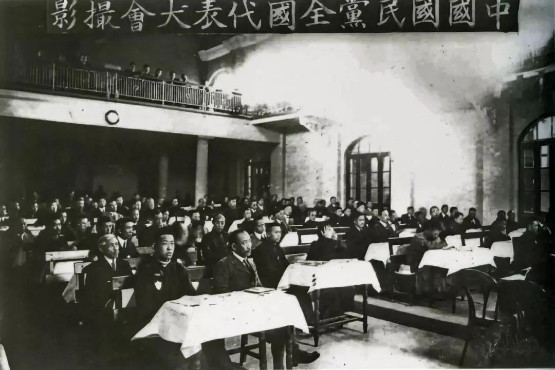 1924 年孫中山在新中國國民黨第一次代表大會公布扶助農工、聯俄聯共的革命路線。（Wikimedia Commons）