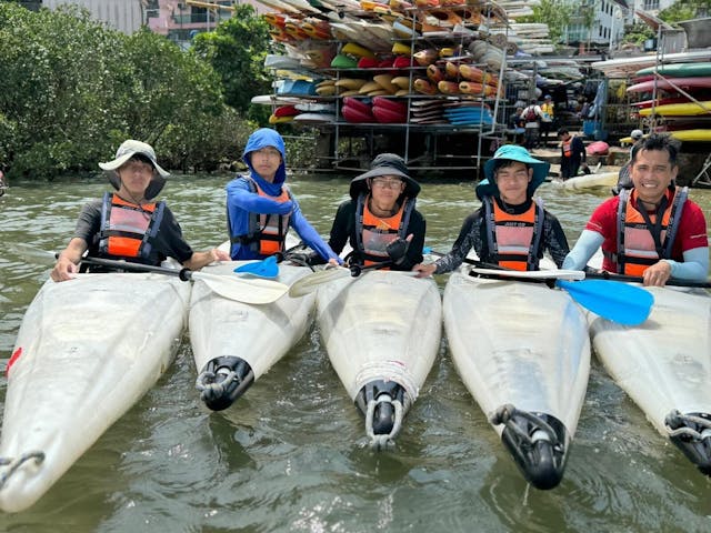 右一為江祖安老師，右二為4A梁睿曙，中間為5A李芷浩，左一為6A區嘉銘，左二為6A鄺安俊。