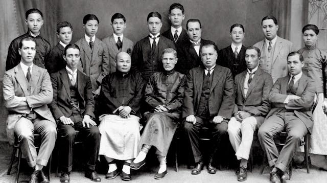 何東（前排中）、何福（前排右三）、何甘棠（前排左三）與一眾子姪合影（1920年代）。後排左二為何東之子何世禮，前排右一為何福之子何世光（何鴻燊之父），右二為何世榮（何福長子、過繼何東）。（謝天賜先生提供）