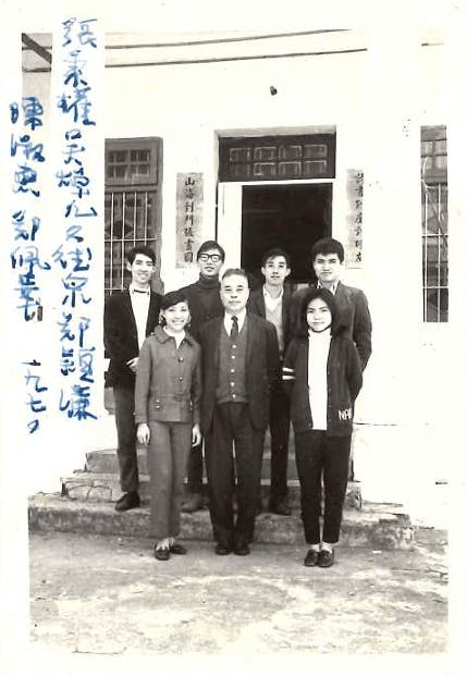 1970年3月，畢業班同學前往大埔何宅探訪。前排左起：鄭佩華、何教授、陳淑惠；後排左起：鄭穎濂、文德泉、吳焯凡、張秉權。張秉權後來擔任香港演藝學院人文學科系主任，並署任戲曲學院院長。（何歷耕醫師提供）