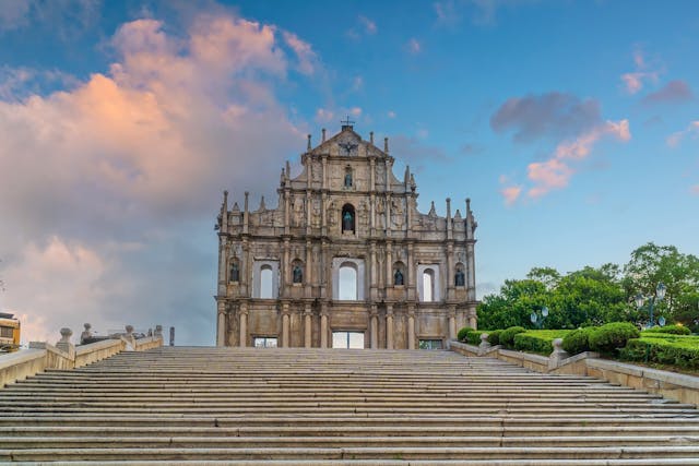 澳門現在每天遊人如鯽的大三巴一帶，當年也很冷清。（Shutterstock）