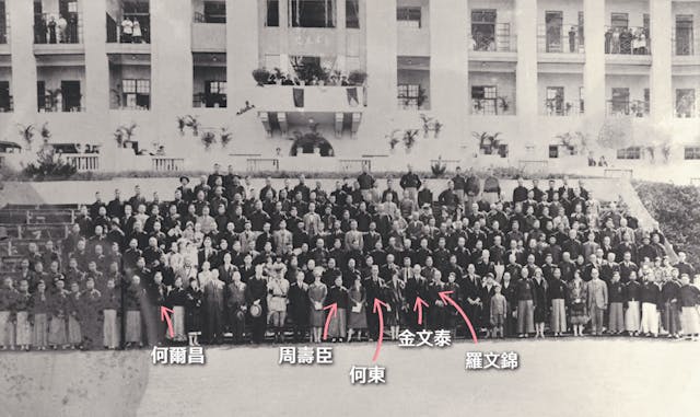 1929年11月27日東華東院落成，由港督金文泰主禮剪綵，《英氣》主角外公何爾昌（左）以東華首總理之身，與主席羅文錦（右）共同出席主持。