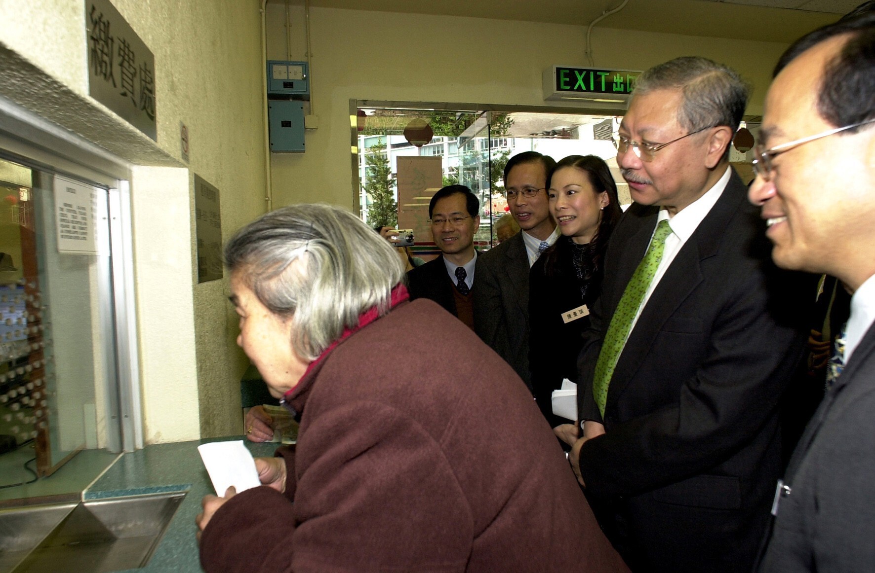 2006年，時任房委會委員陳鑑林（右）及時任房屋及規劃地政局局長孫明揚觀看居民使用新繳費通卡交租。（政府新聞處）