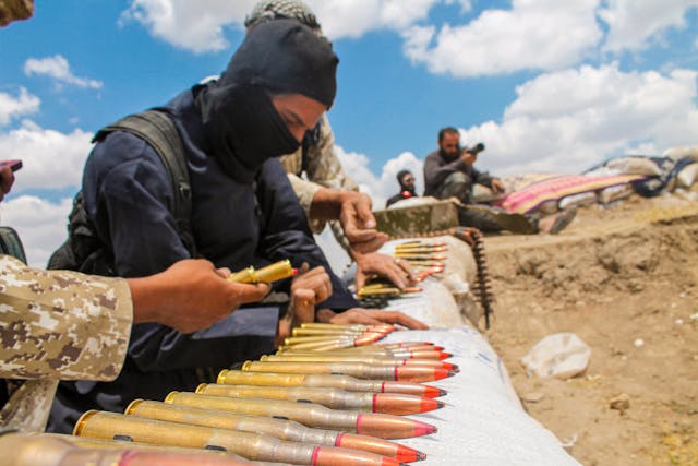 2017年一名身穿ISIS制服的士兵正在準備彈藥。（Shutterstock）