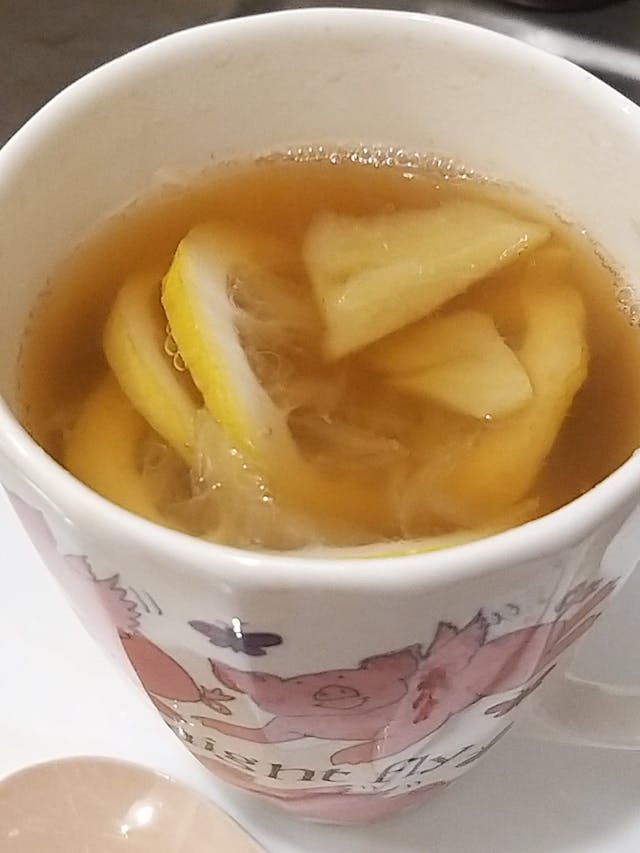 薑茶是冬日驅寒暖身的熱飲，加了檸檬及更添酸甜可口。（作者提供）