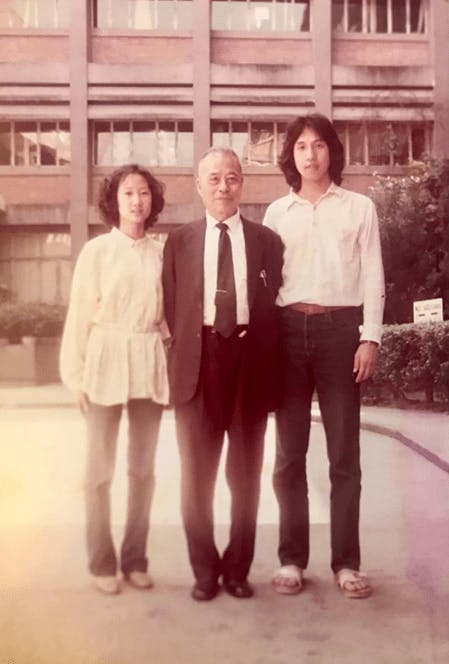 1979年，何教授與浸會學生陳愛華、張堅庭合影。張堅庭後來成為著名導演。（何歷耕醫師提供）