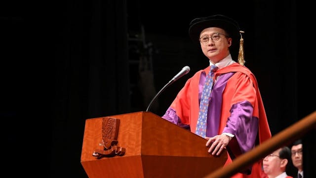 陳教授出席香港中文大學醫學院新生白袍典禮。