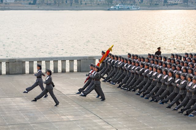 普遍看法是，朝鮮因為經濟困難，賣點武器彈藥給俄羅斯賺點錢，派兵支援俄羅斯也有這方面考量。（Shutterstock）