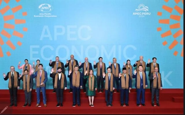 亞太區經濟合作組織會議(APEC)在秘魯舉行，今年站位有點微妙，美總統拜登被安排在後排右二，而習近平和李家超則站在東道主兩旁。 （政府新聞處）