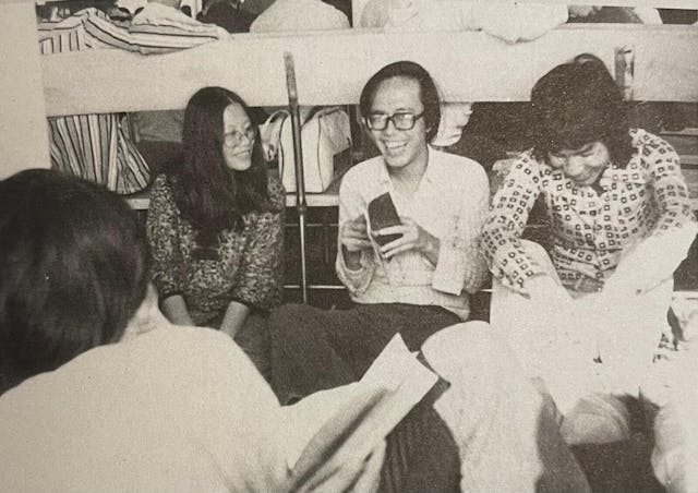 1976年11月在往大嶼山的渡輪上，由左至右為吳煦斌、也斯、陳進權。