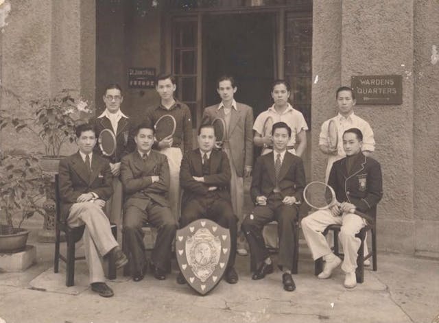 拔萃男書院校長（1955至1961年）施玉麒牧師（Rev. George She，Zimmern），在1940出任聖約翰書院Warden。