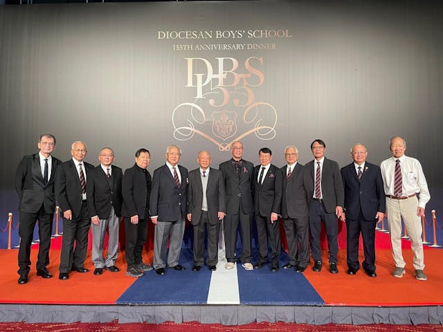 同𥦬好友12人出席晚宴，在DBS 慶祝155周年Backdrop 前拍照留念。