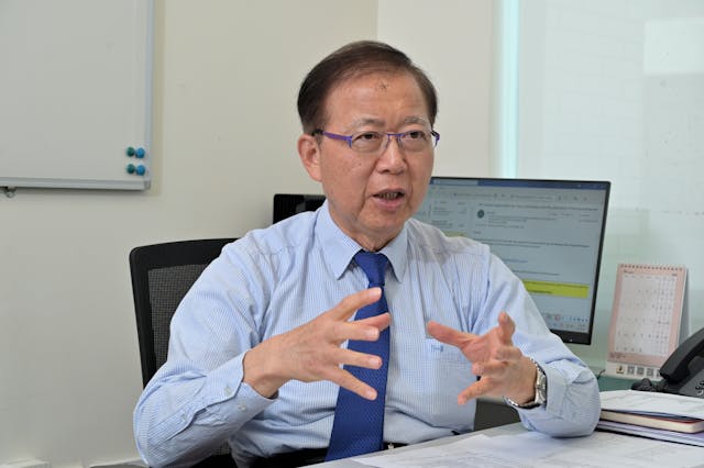 施仲謀教授回顧國際中文教育發展時指出:五六十年代稱「對外漢語」,以外國人來華學習為主;七八十年代中國向海外派遣教師,「國際漢語」概念形成;2018年隨著中文地位提升,「國際中文」稱謂確立,標誌着中文教育進入全球化新階段。