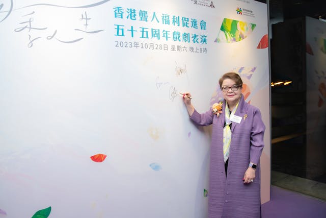 蔡敏志教授受作為耳鼻喉科國際權威的爸爸蔡永善醫生影響,毅然走進聽障界別,出任聾福會執行委員會主席,助聽障人士爭取平等權益,謀求更多資源,延續父親的使命。