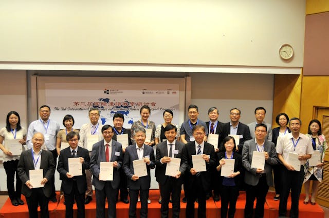 2017年6月,世界各地二十多位知名學者獲邀擔任《國際中文教育學報》學術顧問及地區編輯,並雲集香港教育大學,共同見證第一期學報的誕生。(圖片由受訪者提供)