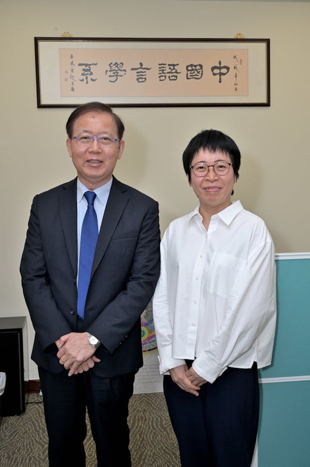 第十屆國際中文教學研討會將聚焦國際形勢變化下的挑戰與機遇,重點探討數字人文、人工智慧、融合教育及多模態教學在中文教育中的應用,推動學科理論與教學方法的創新發展。圖為香港教育大學施仲謀教授(左)與張凌博士。