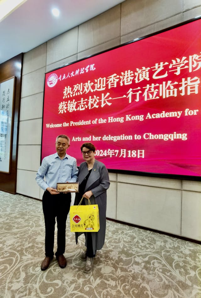 2024年7月,蔡敏志教授(右)帶領香港演藝學院一行前往重慶人文科技學院交流,與該校校長張躍光合影留念,並就兩校間的合作與交流展開深入探討。(圖片由受訪者提供)