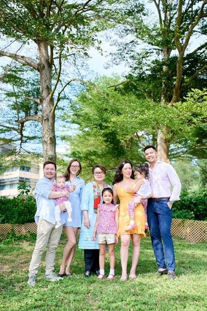 蔡敏志教授(左四)展望退休生活,將有更多時間與家人相處,享受三代同堂的家庭樂。(圖片由受訪者提供)