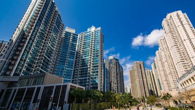 近日有不少半新樓出售,業主隨時蝕30至40%,傳媒重點報道跌幅,並沒有講當日業主買新樓時有高達30%回贈。(Shutterstock)